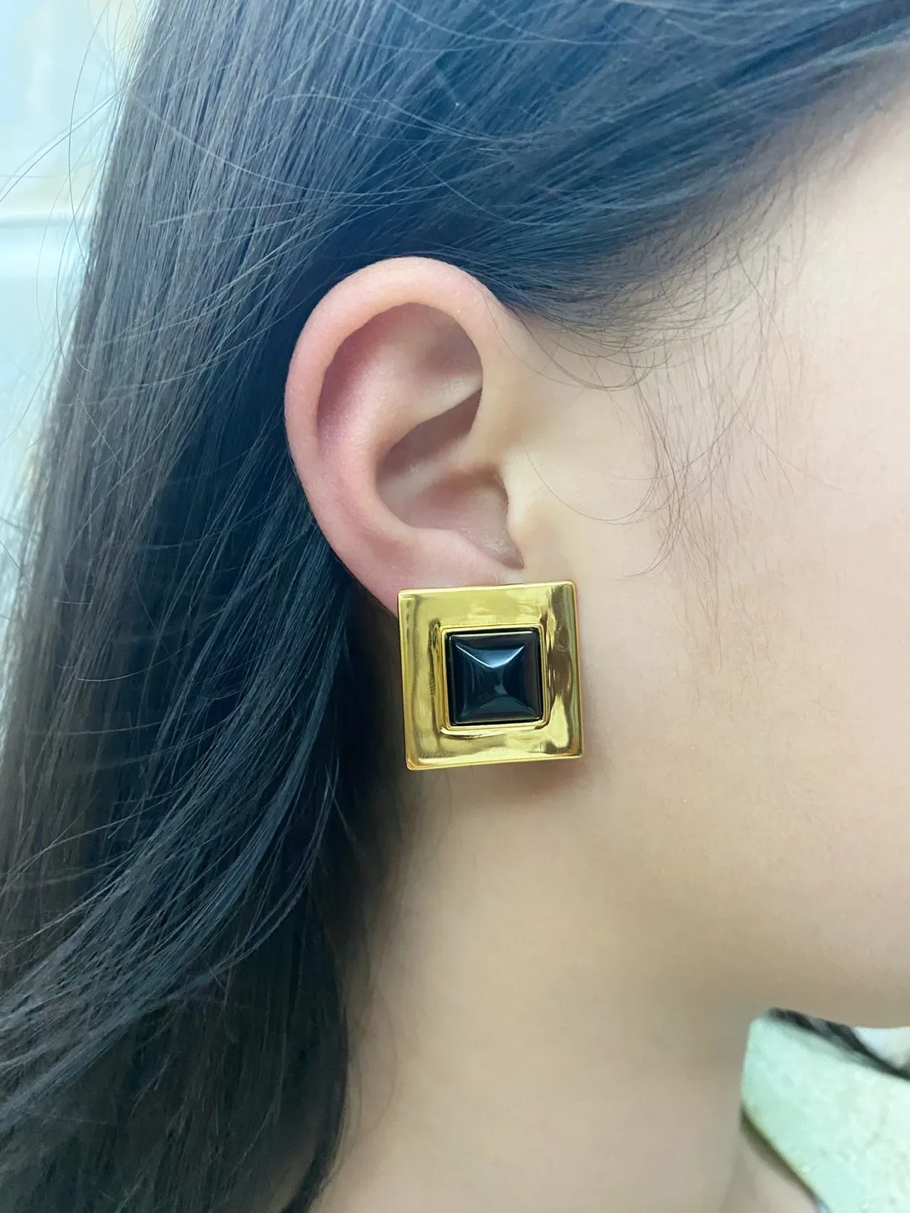 Clous d'oreilles Saint Laurent carrés en or et pierre noire 2
