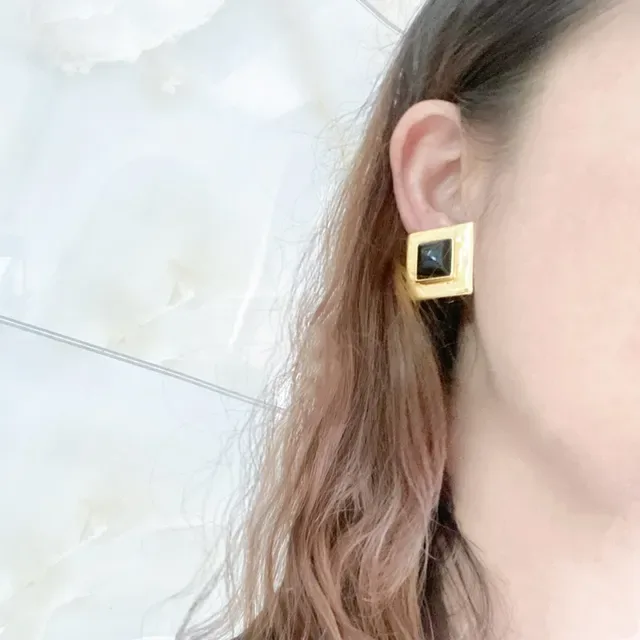 Clous d'oreilles Saint Laurent carrés en or et pierre noire 3