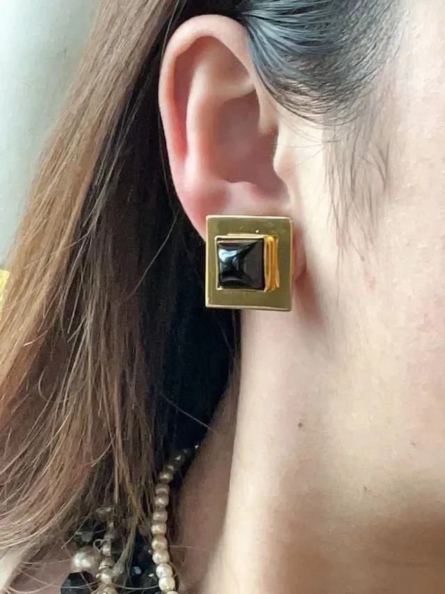 Clous d'oreilles Saint Laurent carrés en or et pierre noire 4