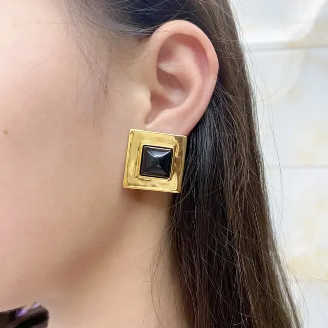Clous d'oreilles Saint Laurent carrés en or et pierre noire 5