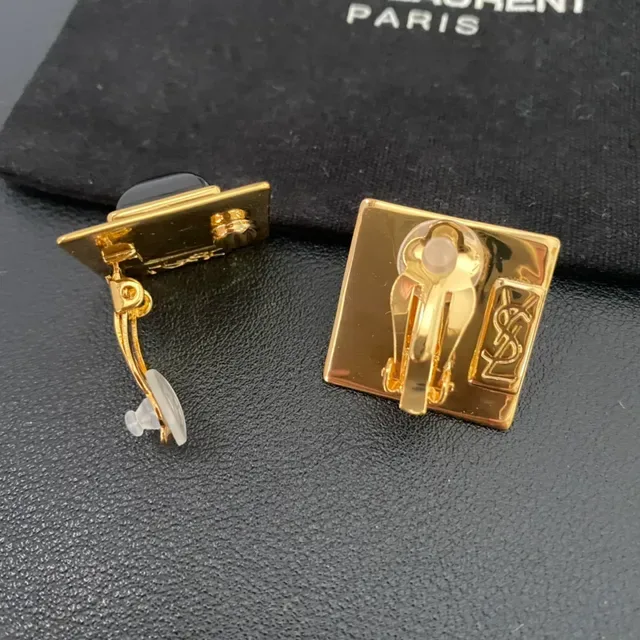 Clous d'oreilles Saint Laurent carrés en or et pierre noire 6