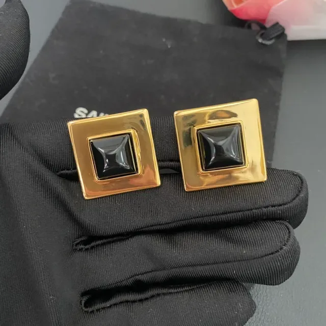 Clous d'oreilles Saint Laurent carrés en or et pierre noire 7