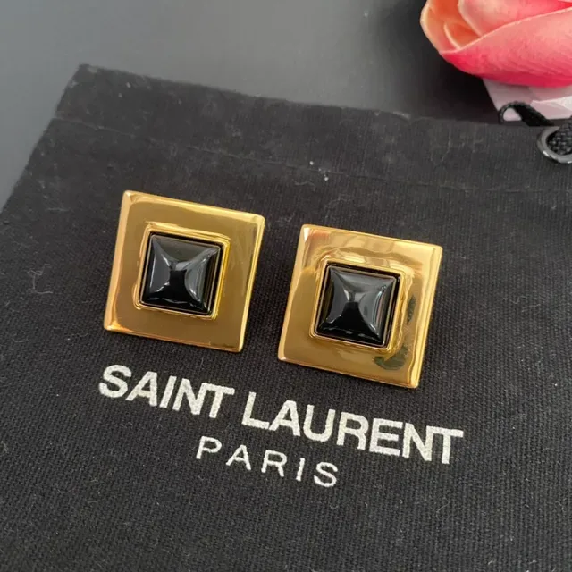 Clous d'oreilles Saint Laurent carrés en or et pierre noire 8
