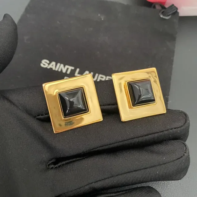 Clous d'oreilles Saint Laurent carrés en or et pierre noire 9