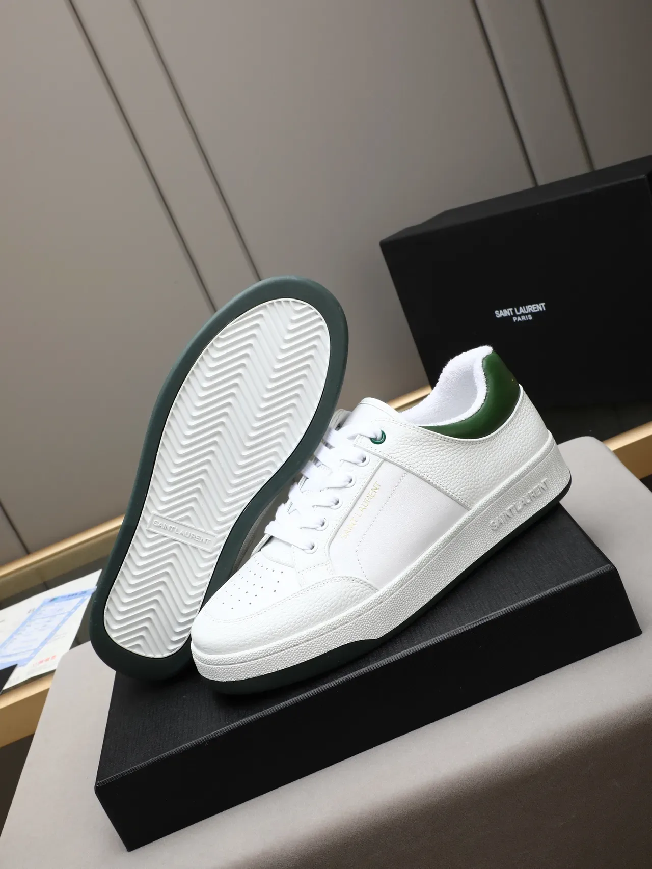 Saint Laurent Tênis Lifestyle Brancos Verdes Couro Texturizado Superior Etiqueta de Calcanhar 4
