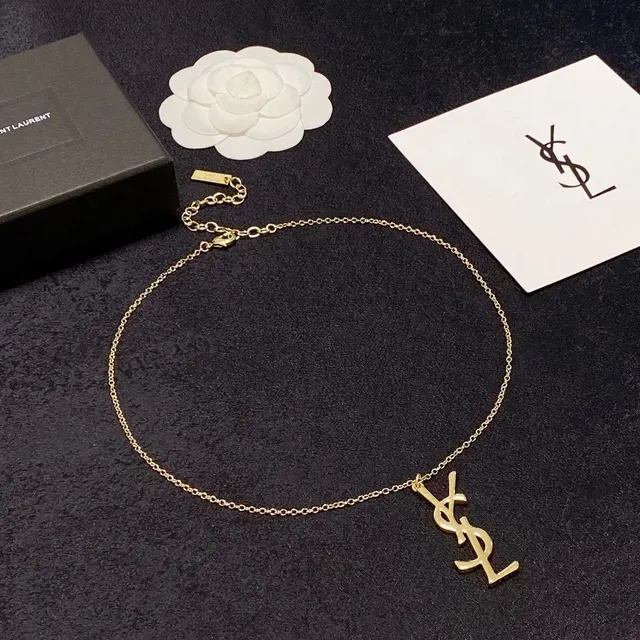 Saint Laurent YSL Monogram Collar con colgante de tono dorado 2