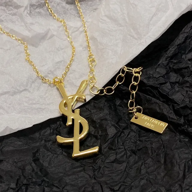 Saint Laurent YSL Monogram Collar con colgante de tono dorado 4