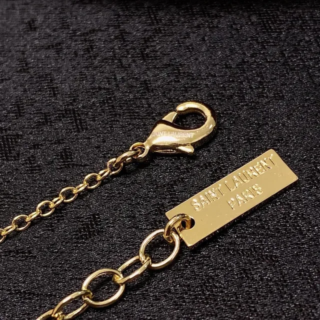 Saint Laurent YSL Monogram Collar con colgante de tono dorado 6