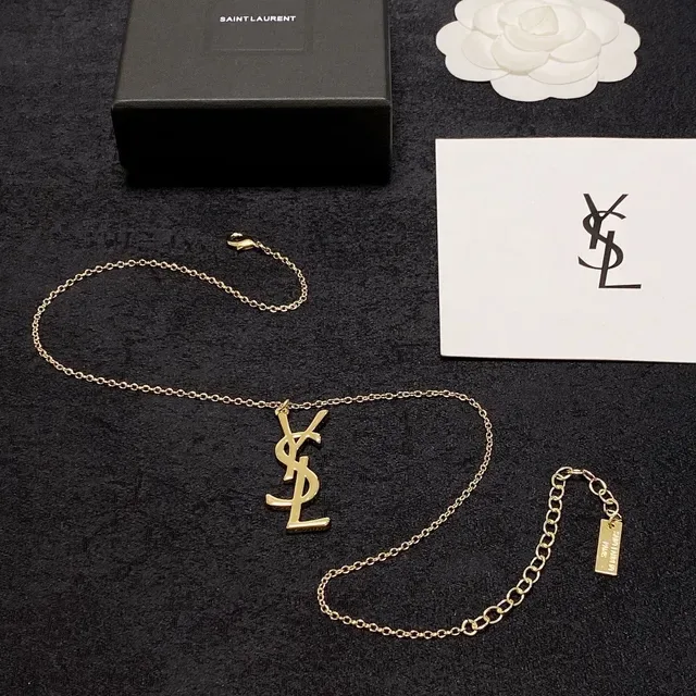 Saint Laurent YSL Monogram Collar con colgante de tono dorado 7
