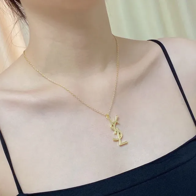Saint Laurent YSL Monogram Collar con colgante de tono dorado 8