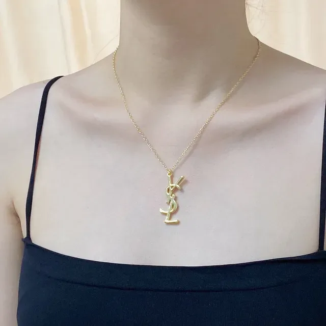 Saint Laurent YSL Monogram Collar con colgante de tono dorado 9