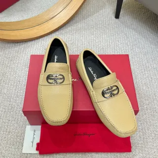Salvatore Ferragamo Gancini बेज दानेदार चमड़ा लोफर्स