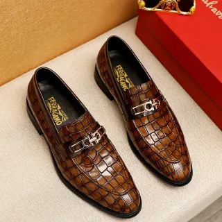 Salvatore Ferragamo Gancini क्रोकोडाइल एम्बॉस्ड भूरा लोफर्स