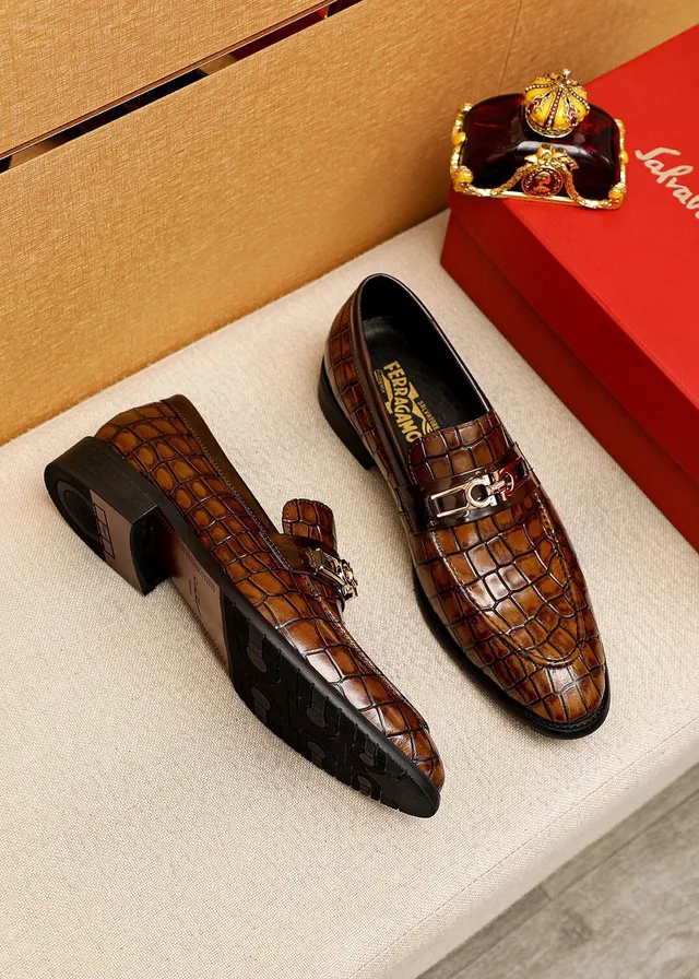 Salvatore Ferragamo Gancini Mocasins Marrom com Embossado de Crocodilo 3