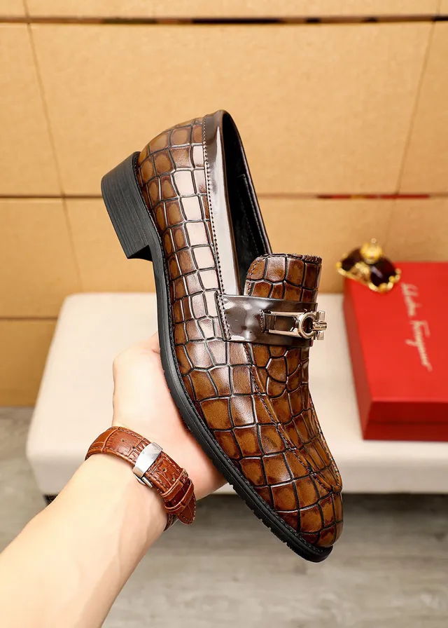 Salvatore Ferragamo Gancini Mocasins Marrom com Embossado de Crocodilo 5