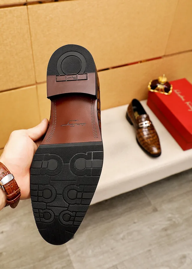 Salvatore Ferragamo Gancini Mocasins Marrom com Embossado de Crocodilo 8