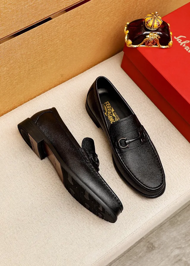 Salvatore Ferragamo Gancini Loafer Mocassim Preto Couro Texturizado com Mors 3