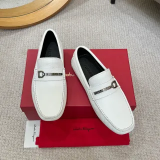 Salvatore Ferragamo Gancini सफेद पेबल्ड लेदर लूफर्स