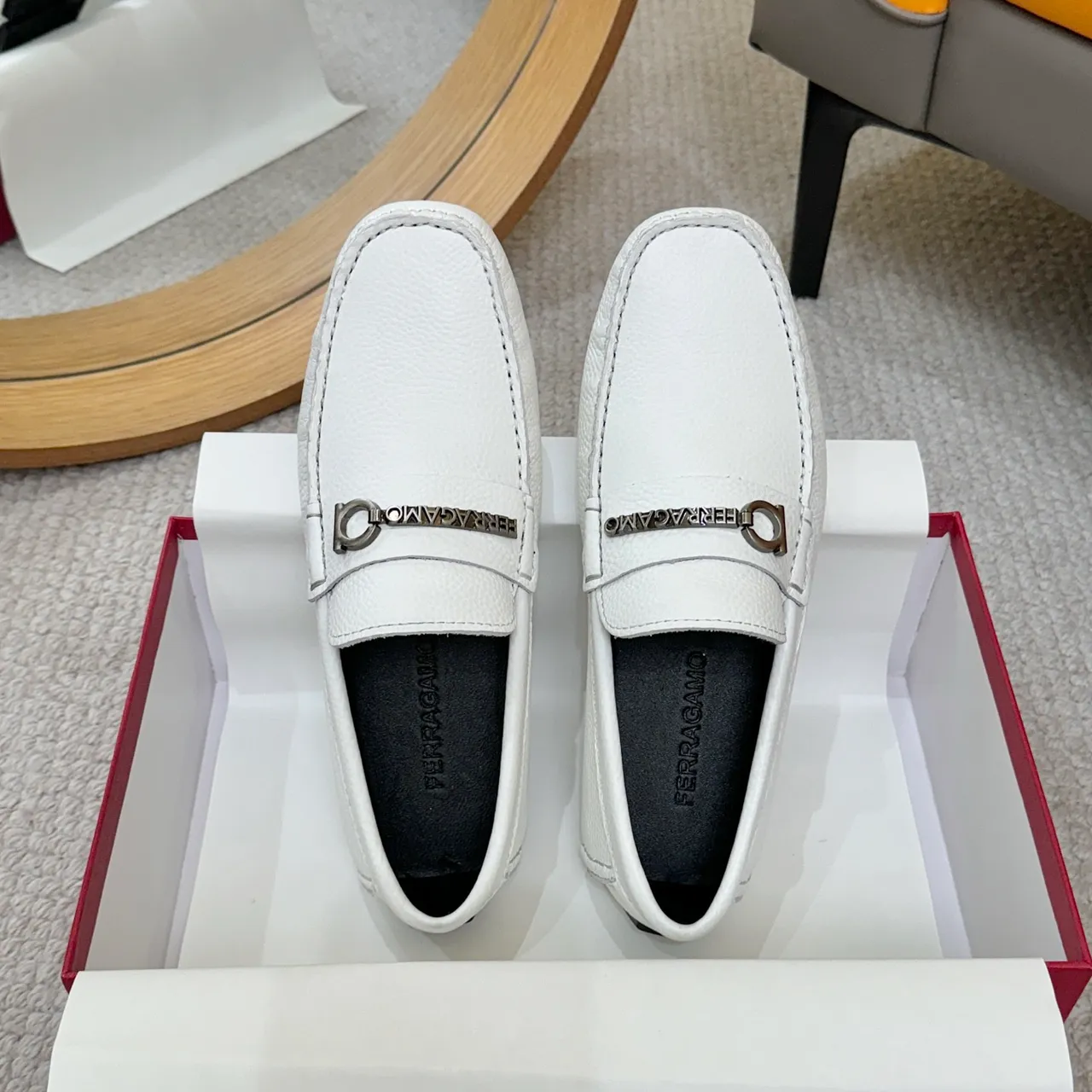 Salvatore Ferragamo Gancini Mocassins en Cuir Blanc Grainé 2