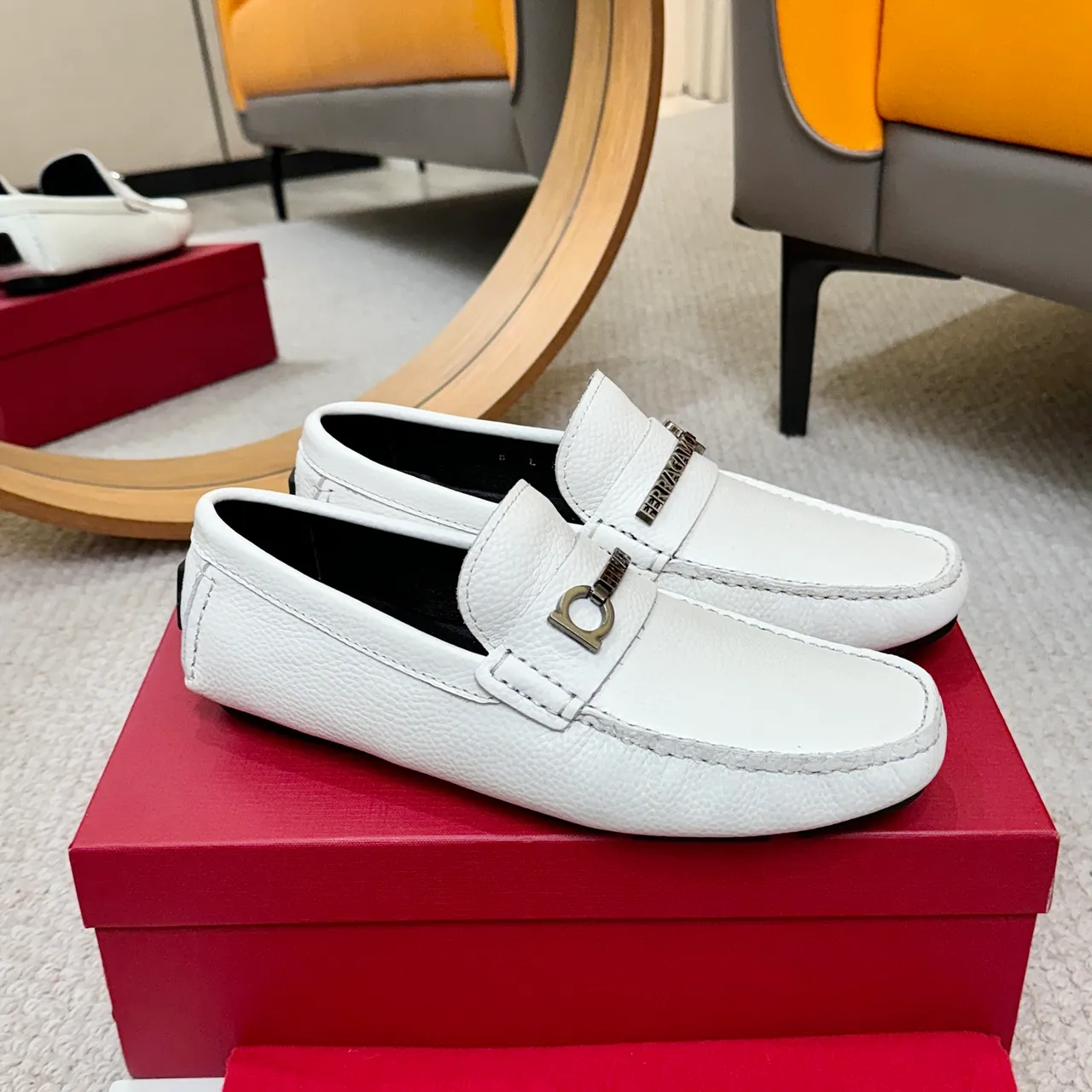 Salvatore Ferragamo Gancini Mocassins en Cuir Blanc Grainé 3