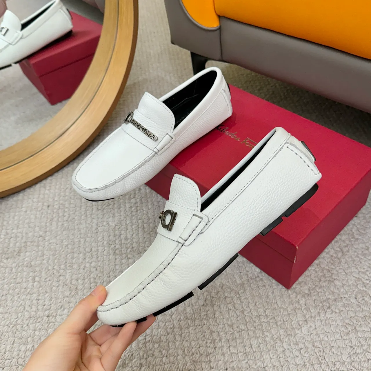 Salvatore Ferragamo Gancini Mocassins en Cuir Blanc Grainé 4