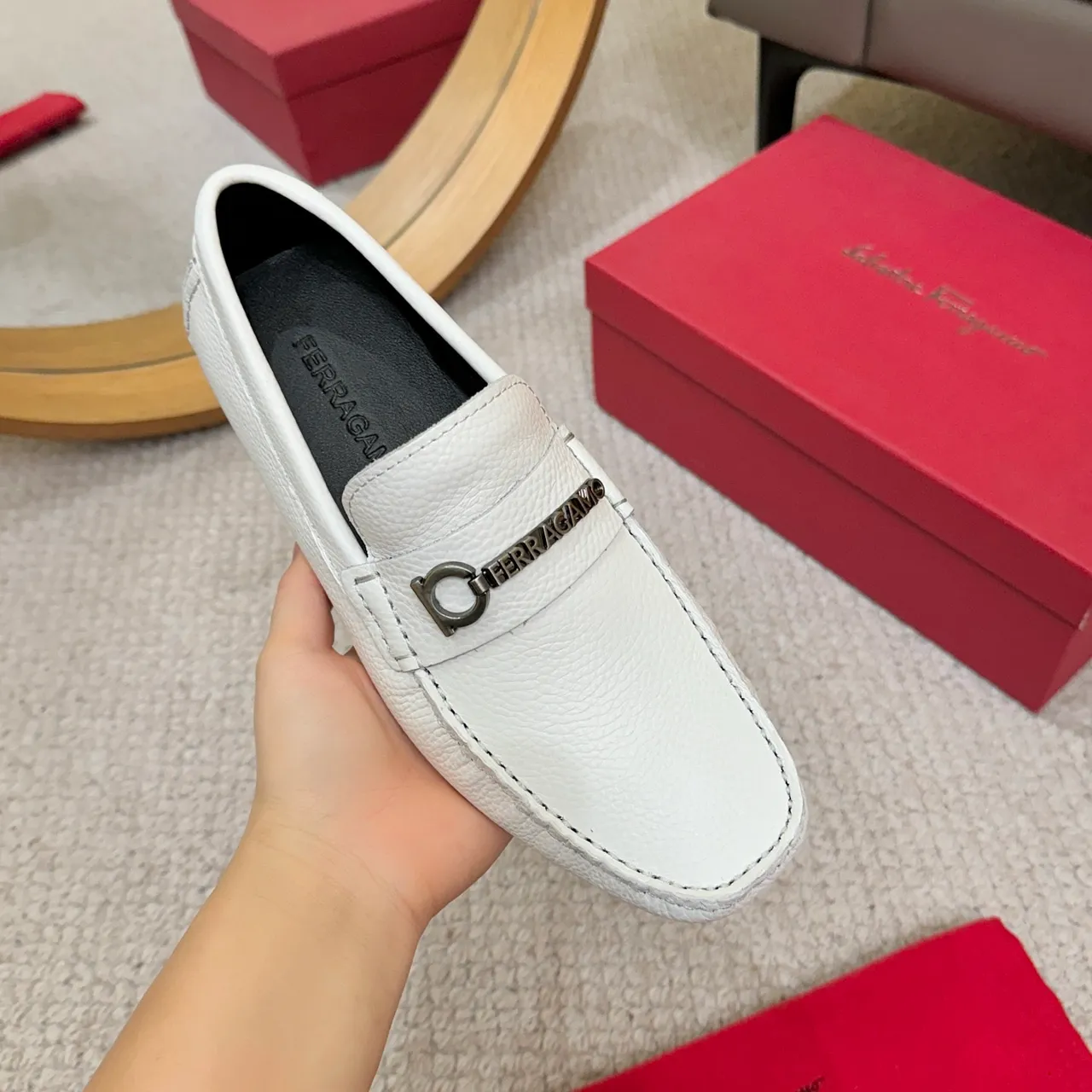 Salvatore Ferragamo Gancini Mocassins en Cuir Blanc Grainé 5