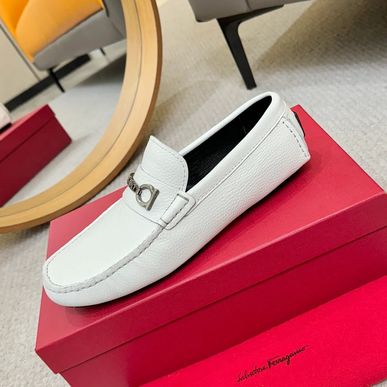 Salvatore Ferragamo Gancini Mocassins en Cuir Blanc Grainé 6