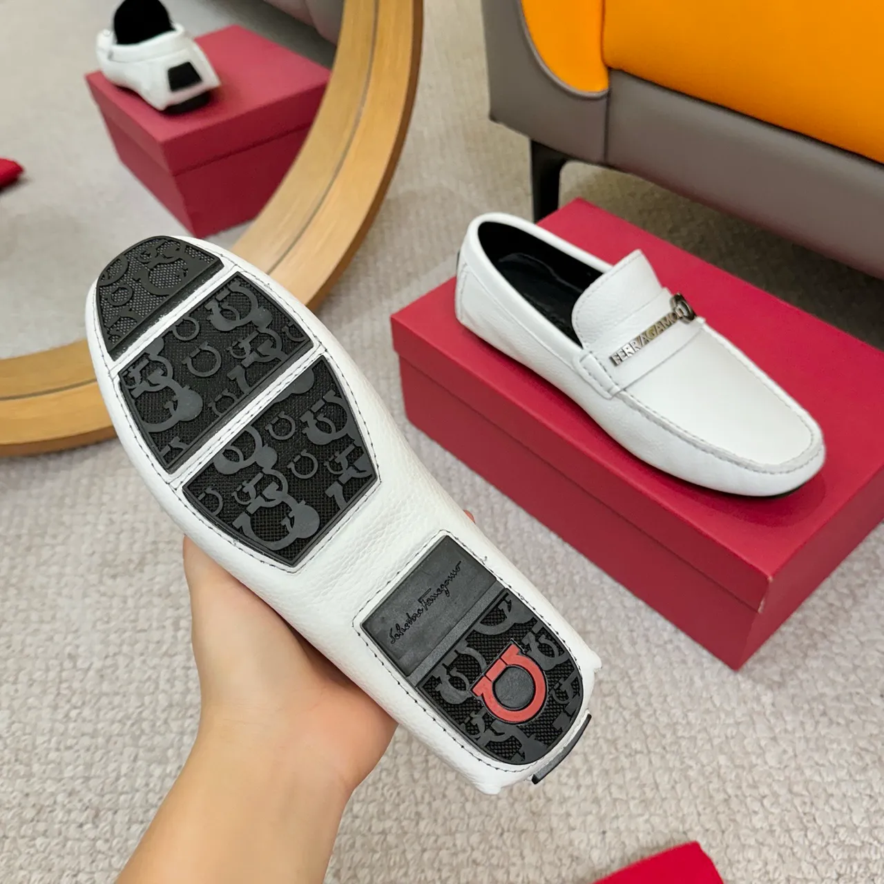 Salvatore Ferragamo Gancini Mocassins en Cuir Blanc Grainé 7