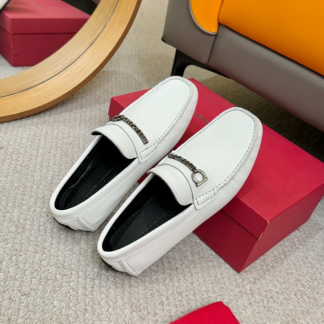 Salvatore Ferragamo Gancini Mocassins en Cuir Blanc Grainé 8