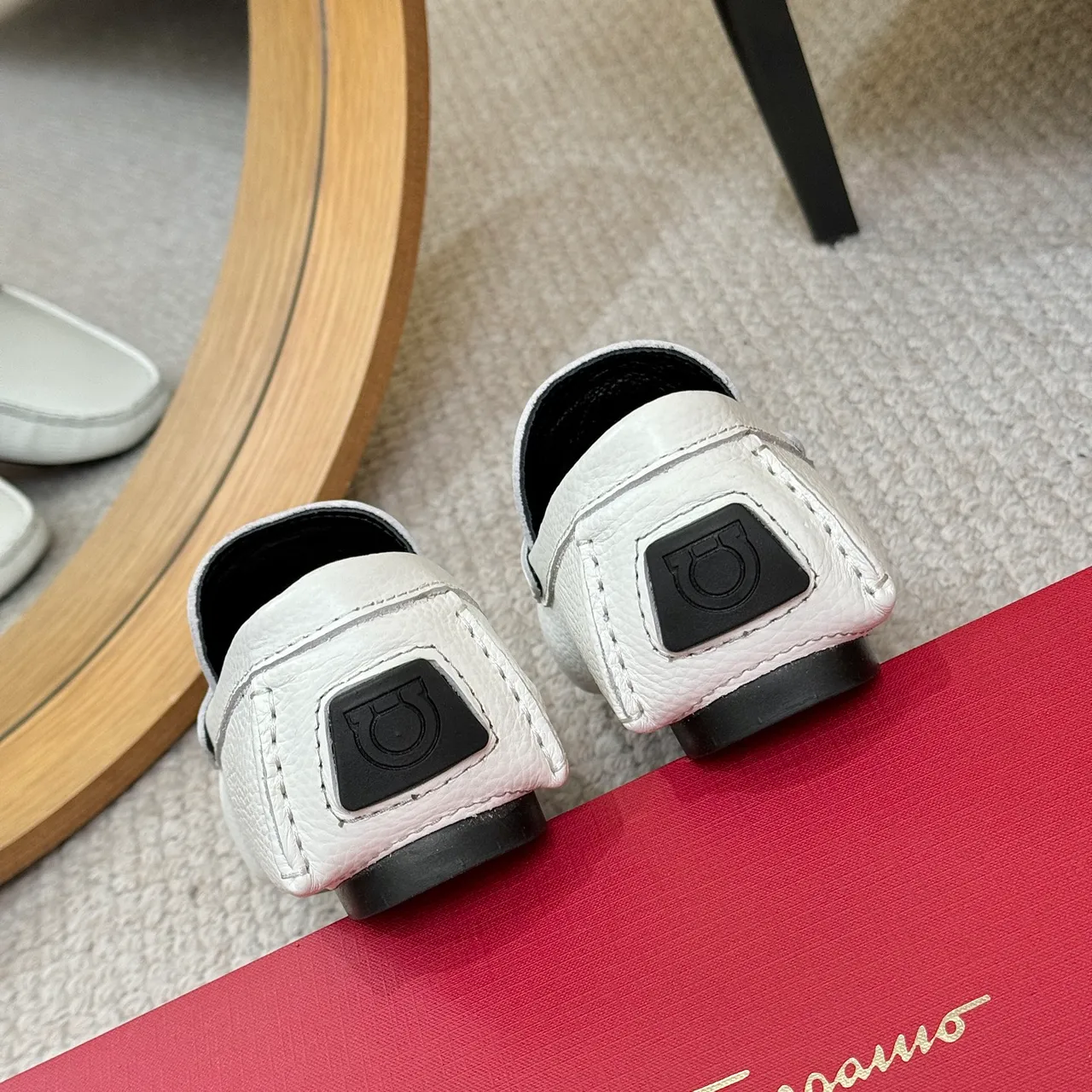 Salvatore Ferragamo Gancini Mocassins en Cuir Blanc Grainé 9