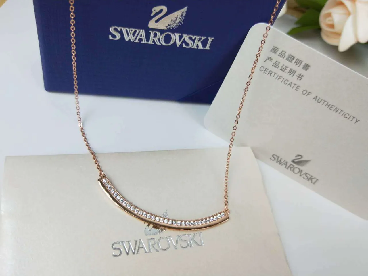 Swarovski Collier à barres courbées en cristal or rose 3