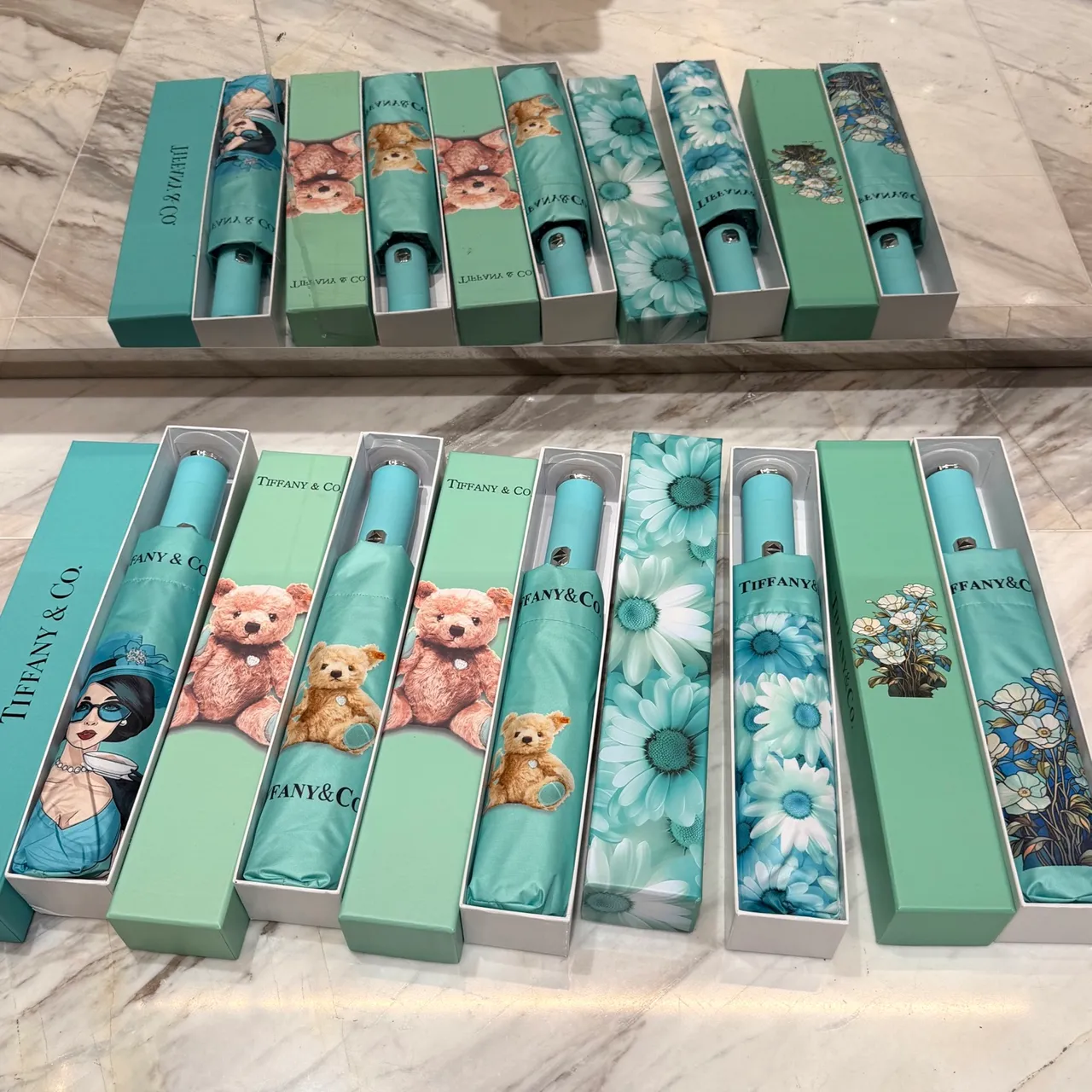Tiffany & Co. Sac à main avec impression de personnage illustré bleu noir et lettre de marque verticale 2