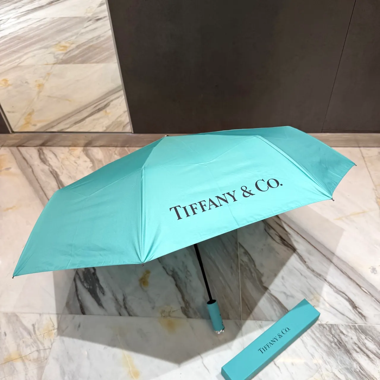 Tiffany & Co. Sac à main avec impression de personnage illustré bleu noir et lettre de marque verticale 3