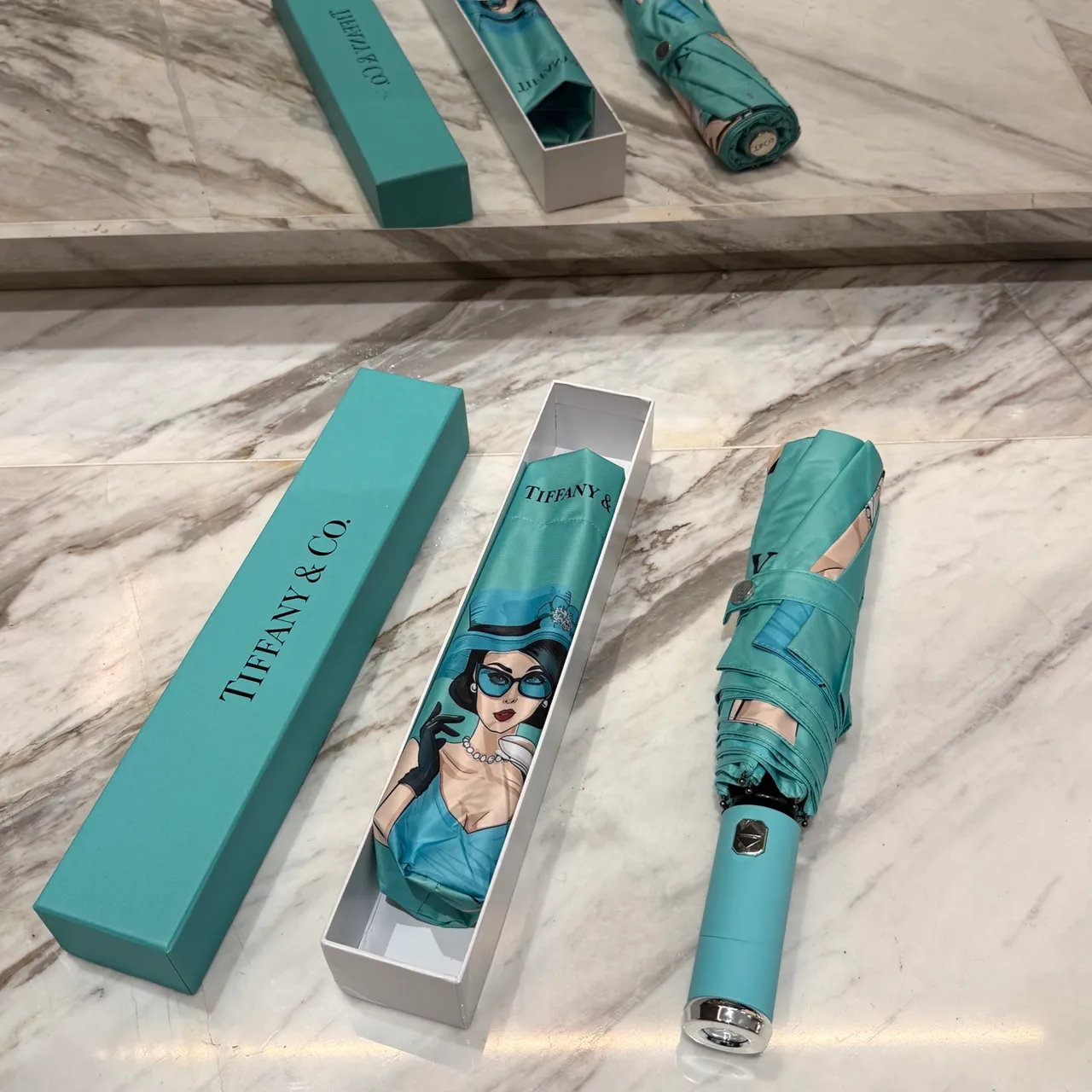 Tiffany & Co. Sac à main avec impression de personnage illustré bleu noir et lettre de marque verticale 7