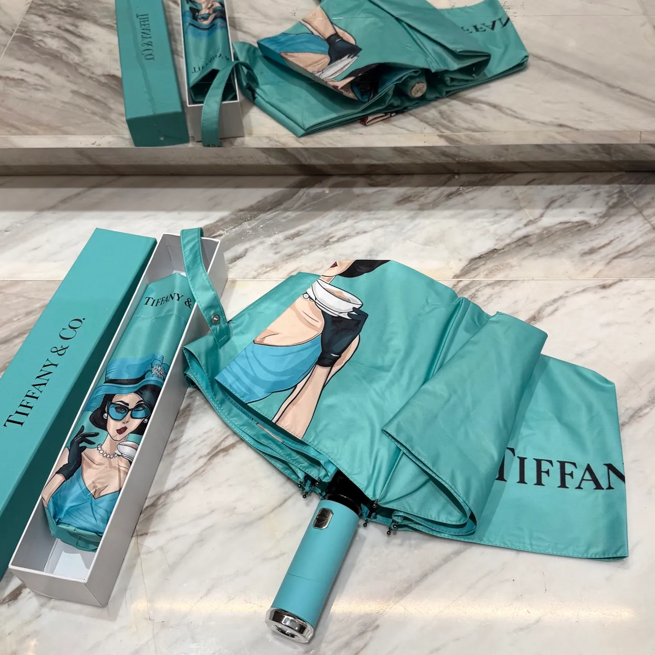 Tiffany & Co. Sac à main avec impression de personnage illustré bleu noir et lettre de marque verticale 8