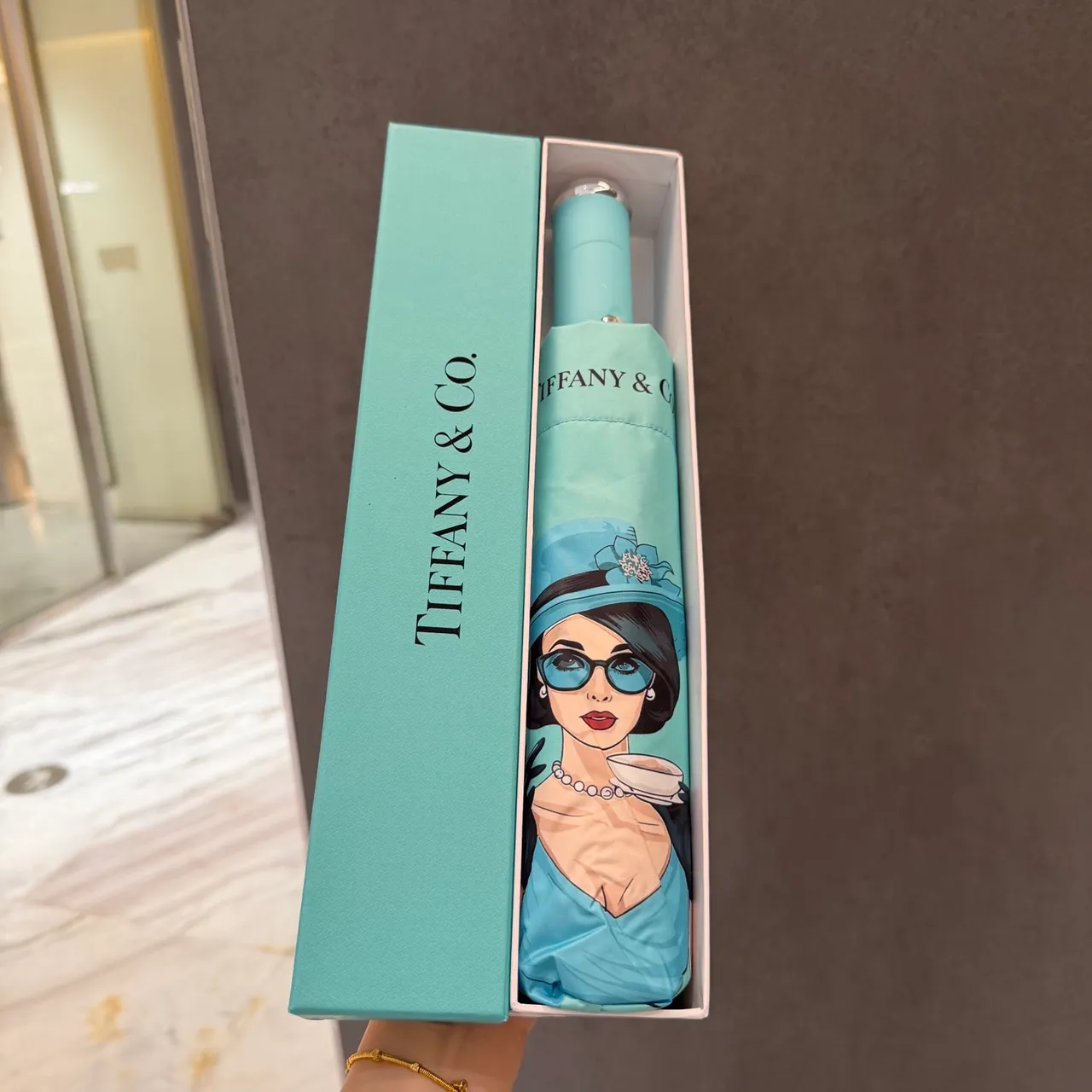 Tiffany & Co. Sac à main avec impression de personnage illustré bleu noir et lettre de marque verticale 9
