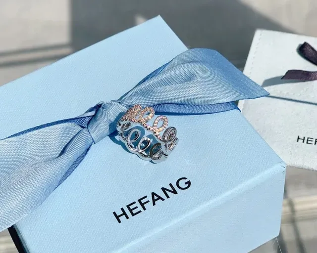 Tiffany & Co. Bague en or bleu en forme de couronne pavée 6