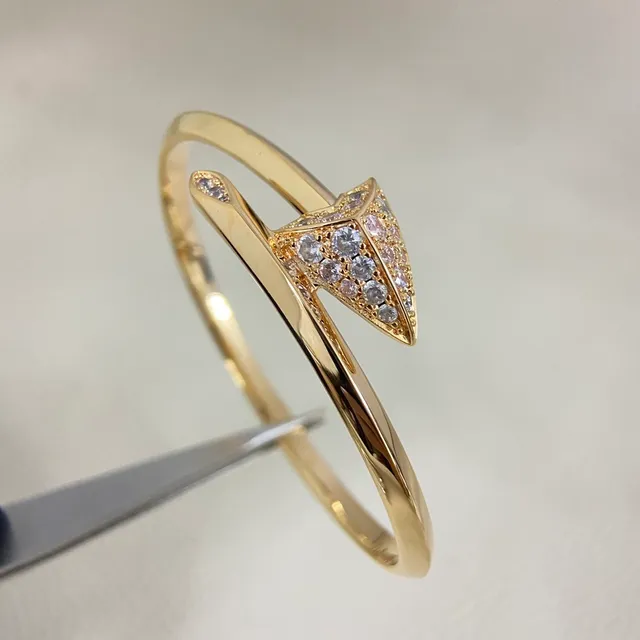 Tiffany & Co. HardWear Arrow Bangle Ouro e prata com motivo de ponta de flecha Pavé-Set cristais pulseira 4