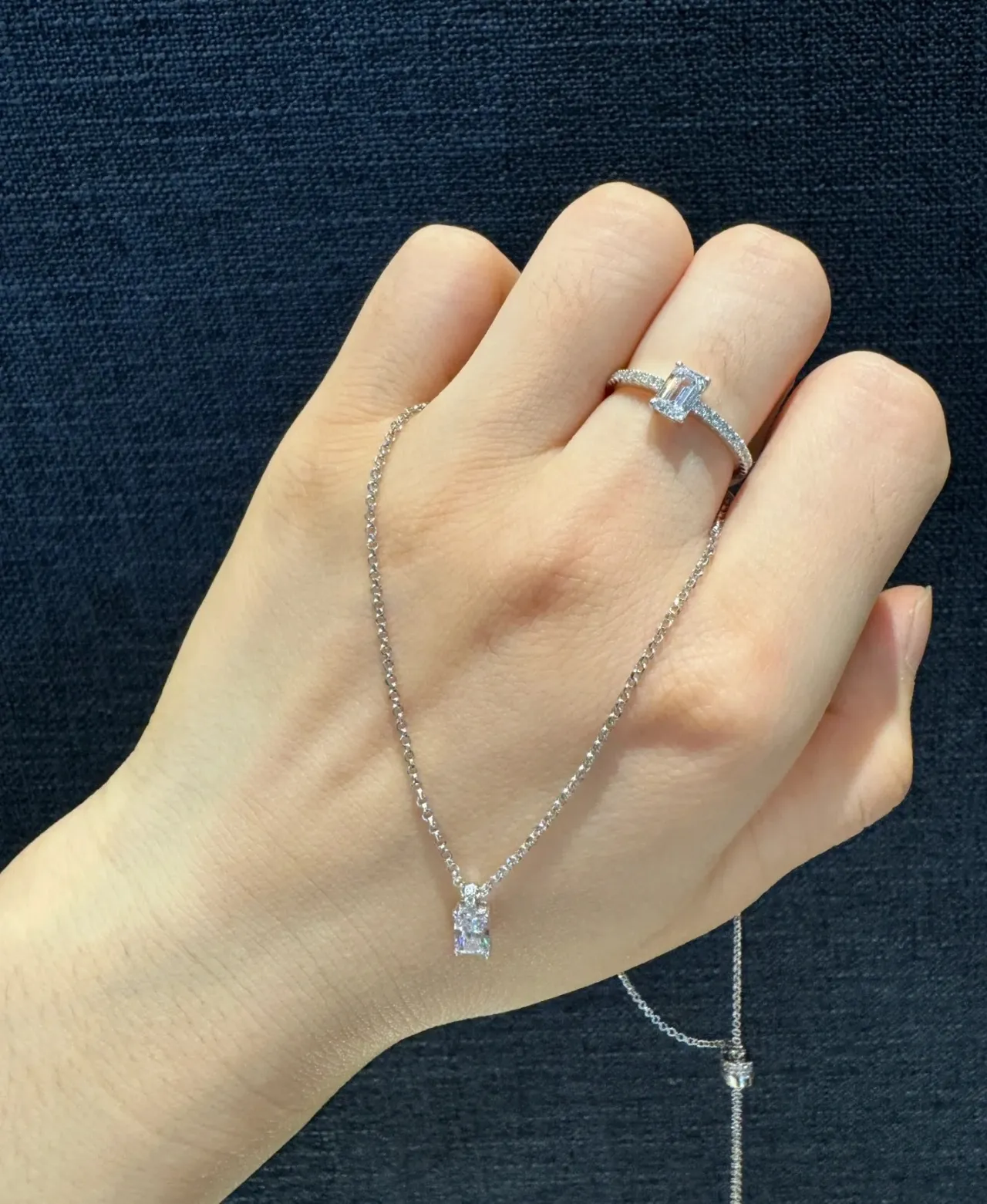 Tiffany & Co. Bague en argent diamants pavé pierre centrale taille émeraude bleu marine 3