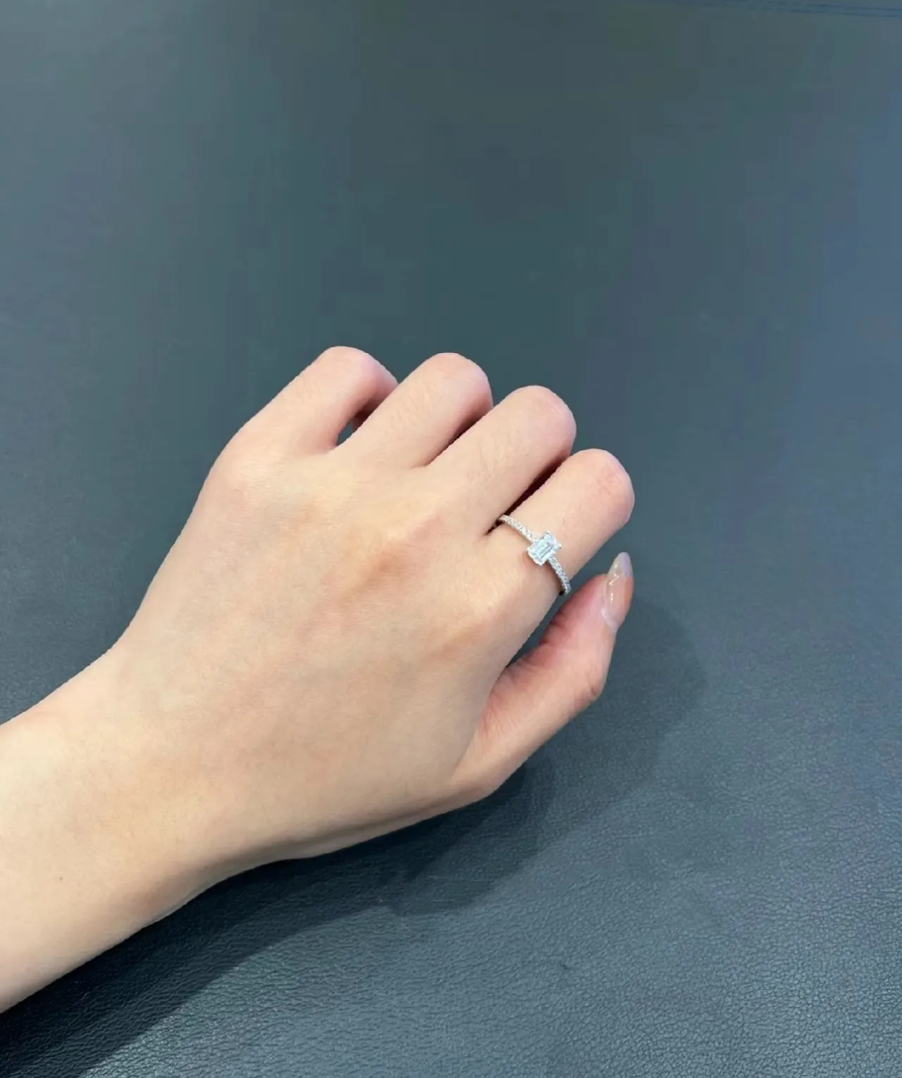 Tiffany & Co. Bague en argent diamants pavé pierre centrale taille émeraude bleu marine 5