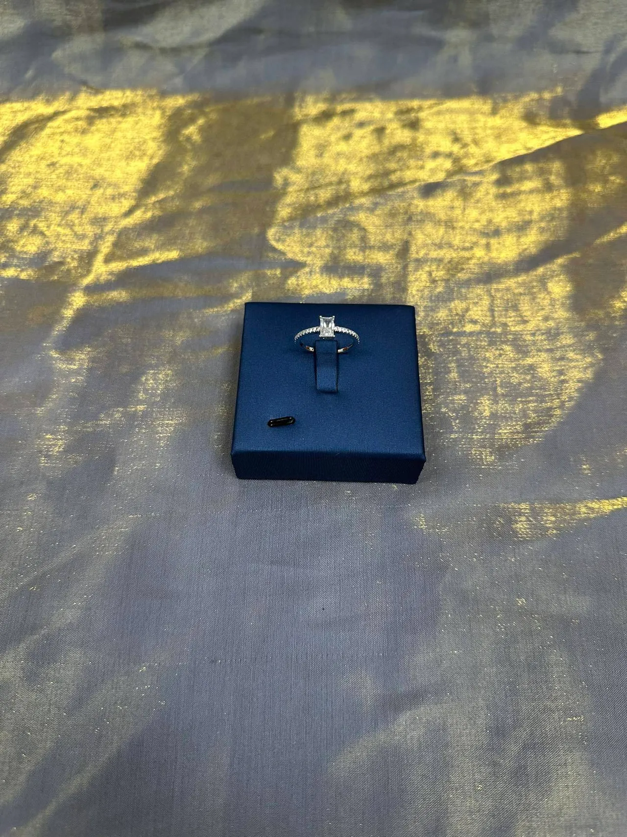 Tiffany & Co. Bague en argent diamants pavé pierre centrale taille émeraude bleu marine 9