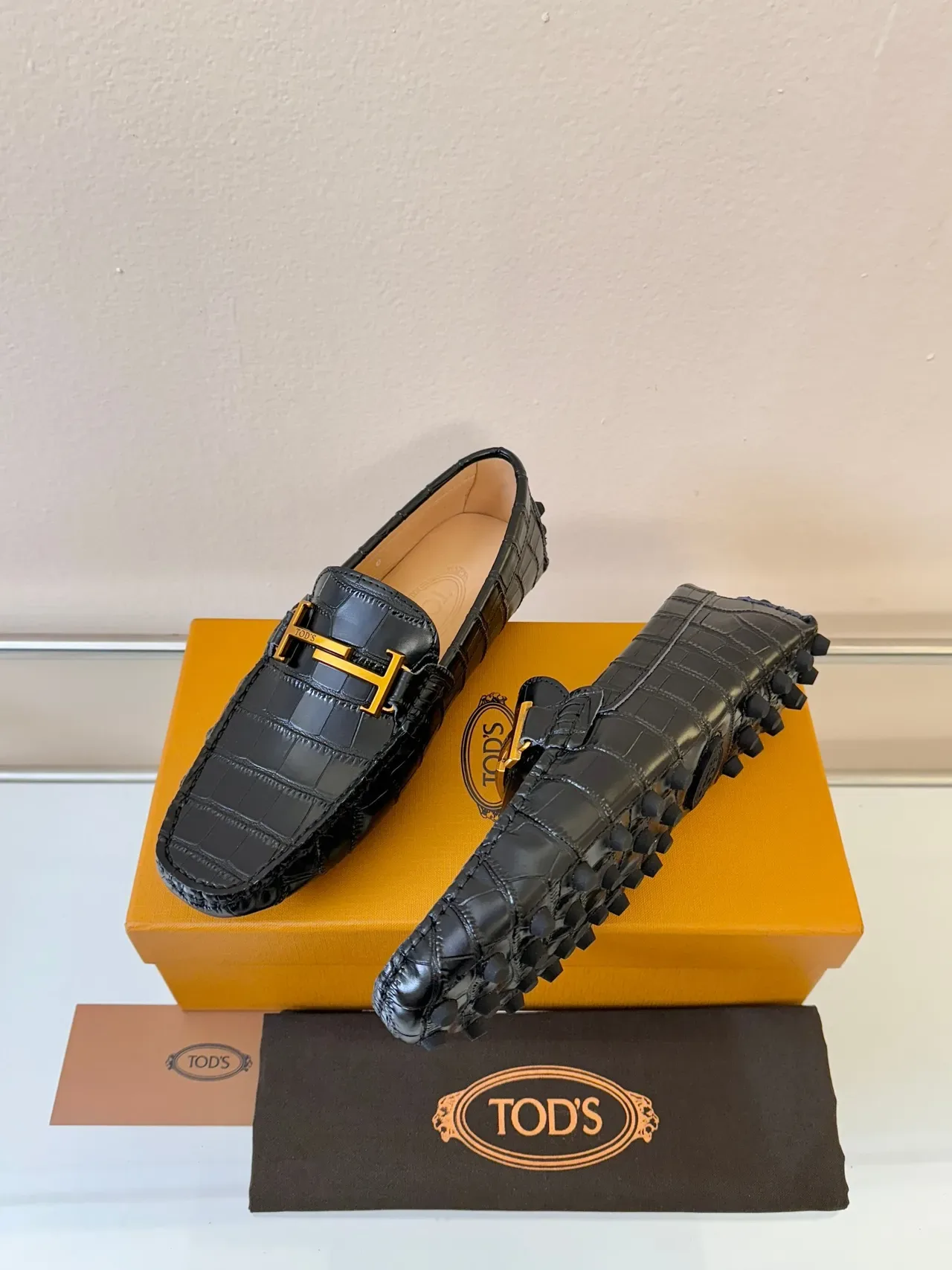 Tod's Gommino Loafer Noir Cuir embossé crocodile H-Bit doré 2