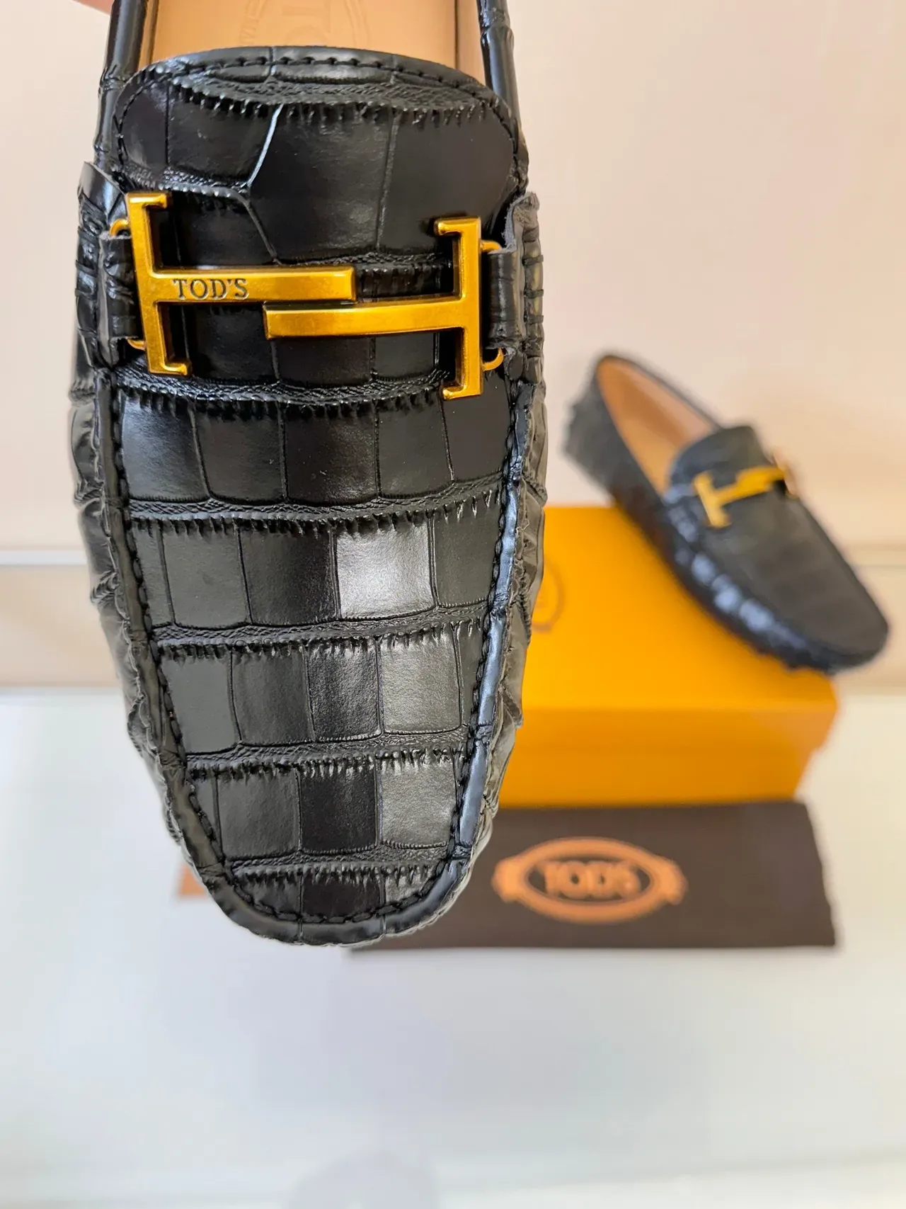 Tod's Gommino Loafer Noir Cuir embossé crocodile H-Bit doré 3