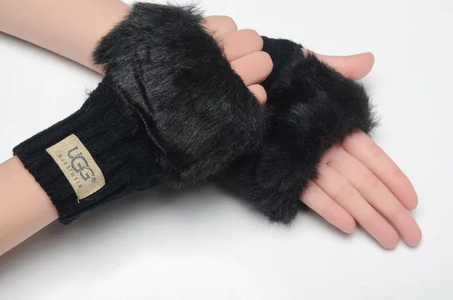 UGG Brown Beige Ribbed Shearling-Trimmed Cuff Knit Gloves 2
