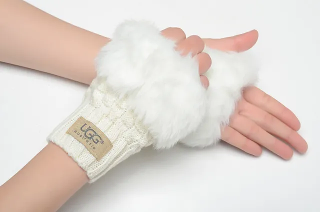 UGG Brown Beige Ribbed Shearling-Trimmed Cuff Knit Gloves 19