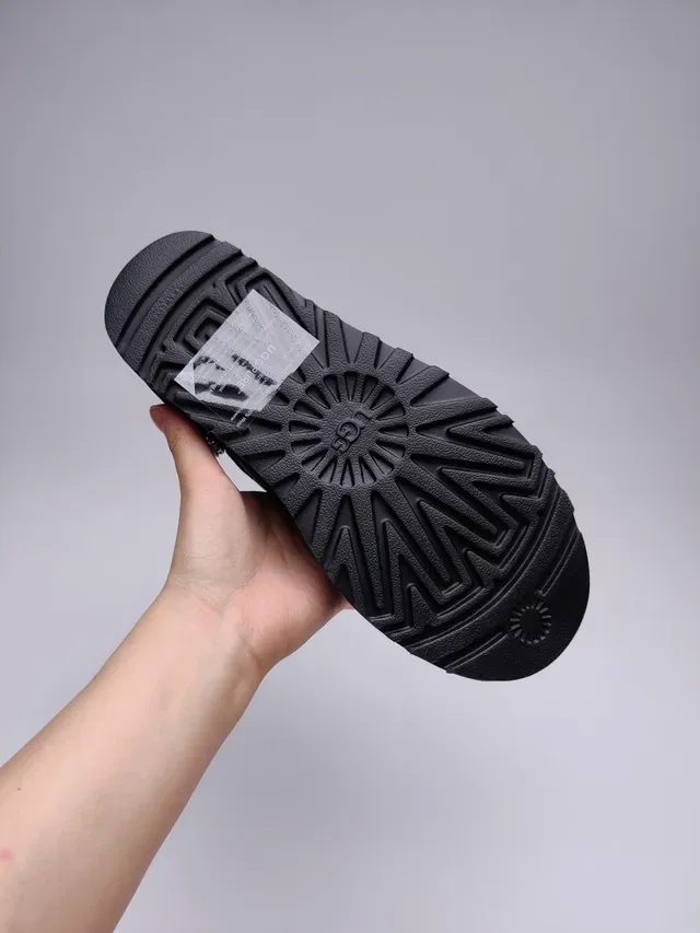 UGG Classic Mini কালো সুয়েড শিয়ারলিং লাইন্ড স্নো বুট 3