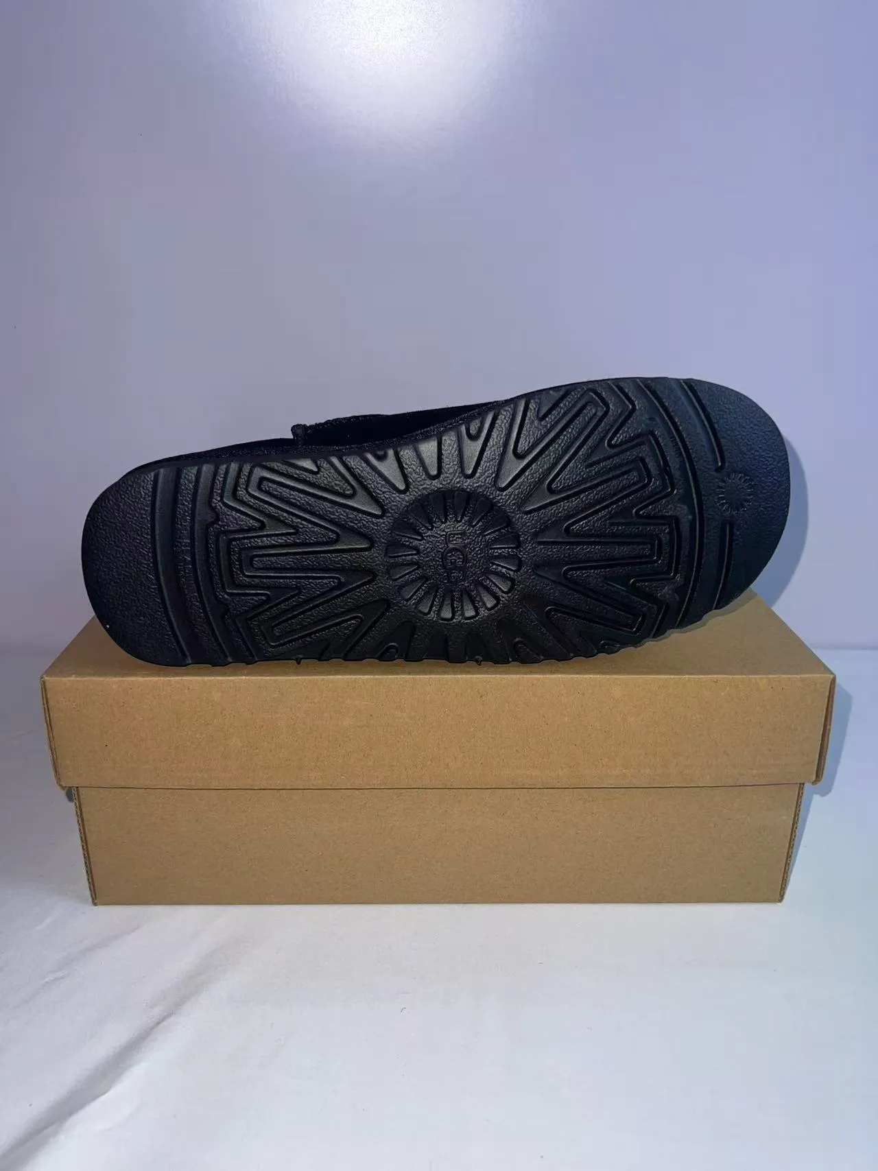 UGG Classic Mini काली सूड शीयरलिंग-लाइन्ड स्नो बूट्स 2