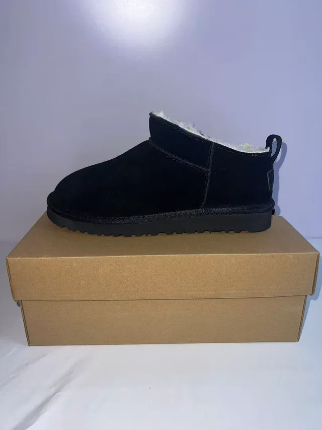 UGG Classic Mini काली सूड शीयरलिंग-लाइन्ड स्नो बूट्स 3