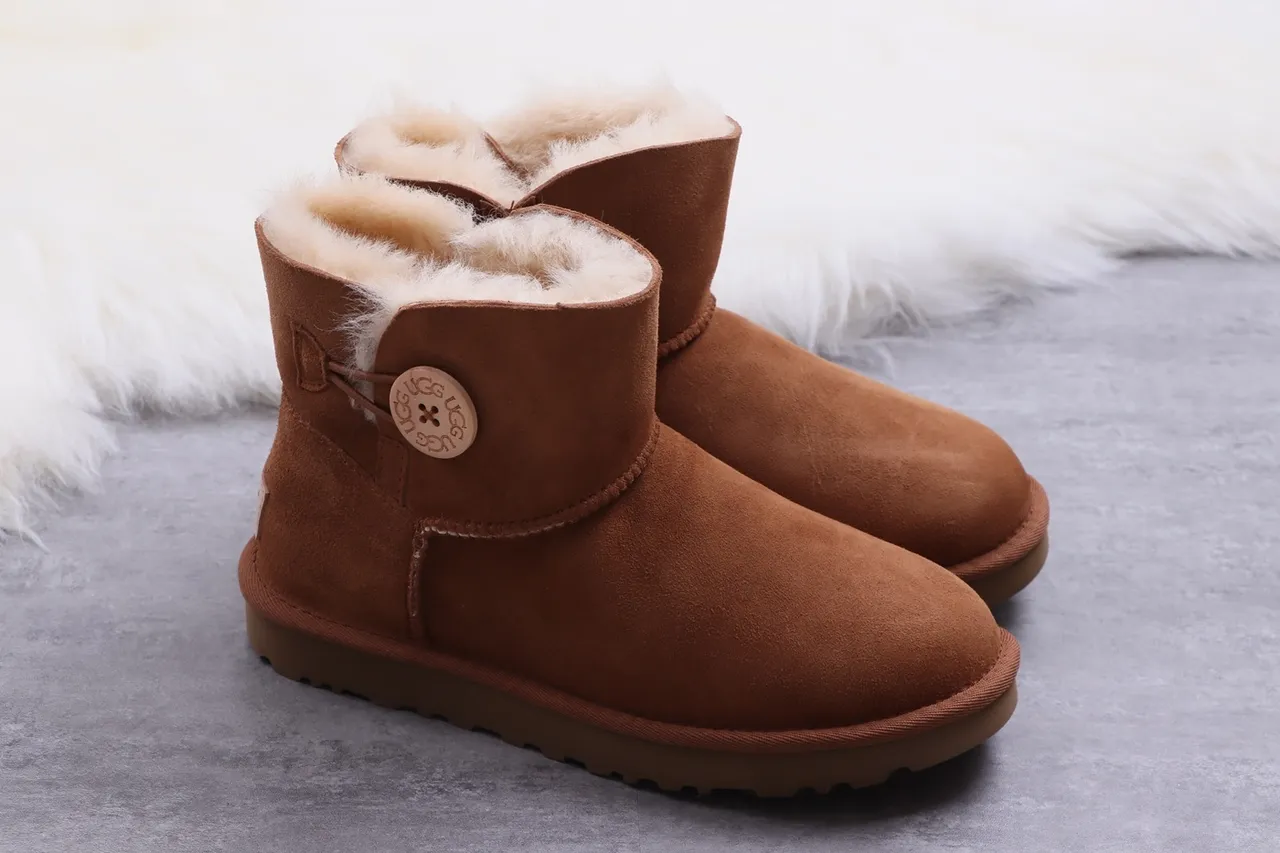 UGG Classic Mini चेस्टनट सूड शियरलिंग लाइन एंक्ल बूट्स 2