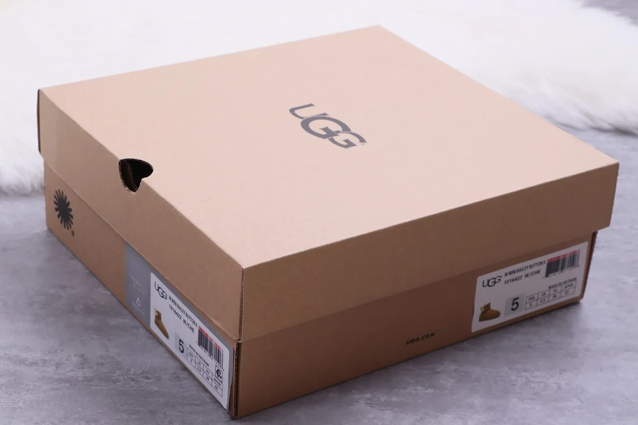UGG Classic Mini चेस्टनट सूड शियरलिंग लाइन एंक्ल बूट्स 9